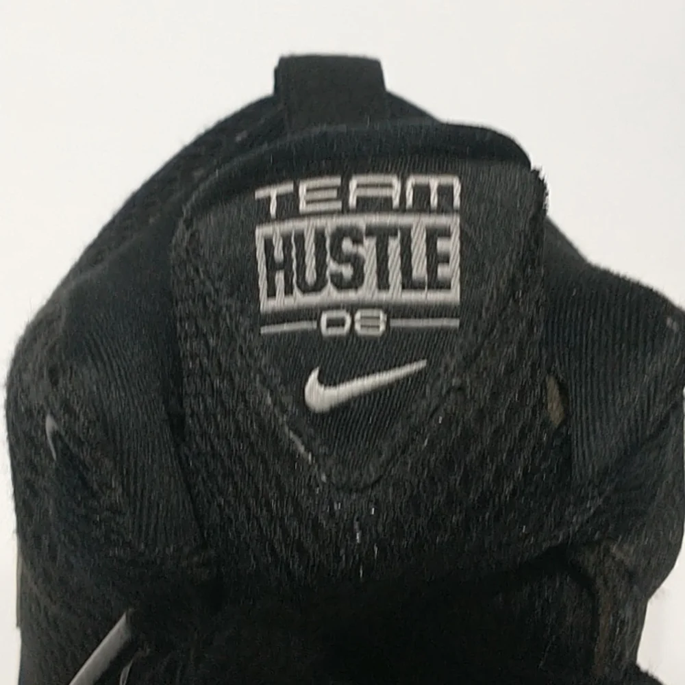 Nike Team Hustle D8 /Youth Basketball Shoes /Sneakers Black 881941-001